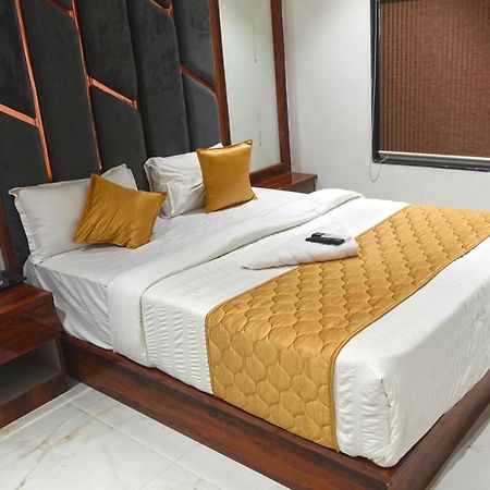 Hotel Palms Residency, Chembur Мумбай Екстериор снимка