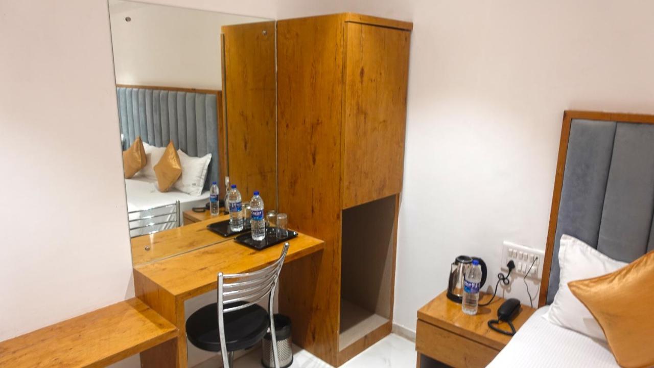 Hotel Palms Residency, Chembur Мумбай Екстериор снимка